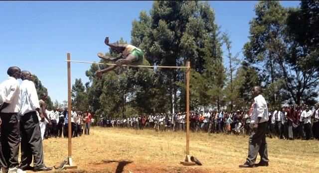 Salto em altura em escola queniana
