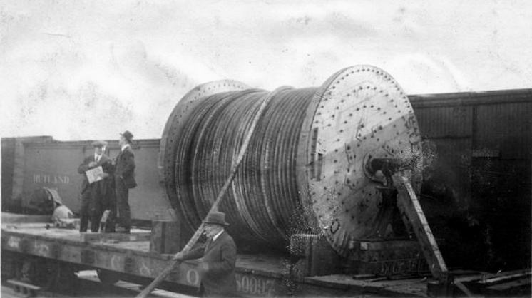 unloading_submarine_cable