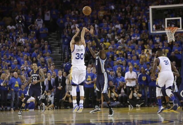 Stephen Curry ontem: 46 pontos, 10 bolas de três totalizando o recorde de 402 na temporada (AP Photo/Marcio Jose Sanchez) ftw.usatoday.com