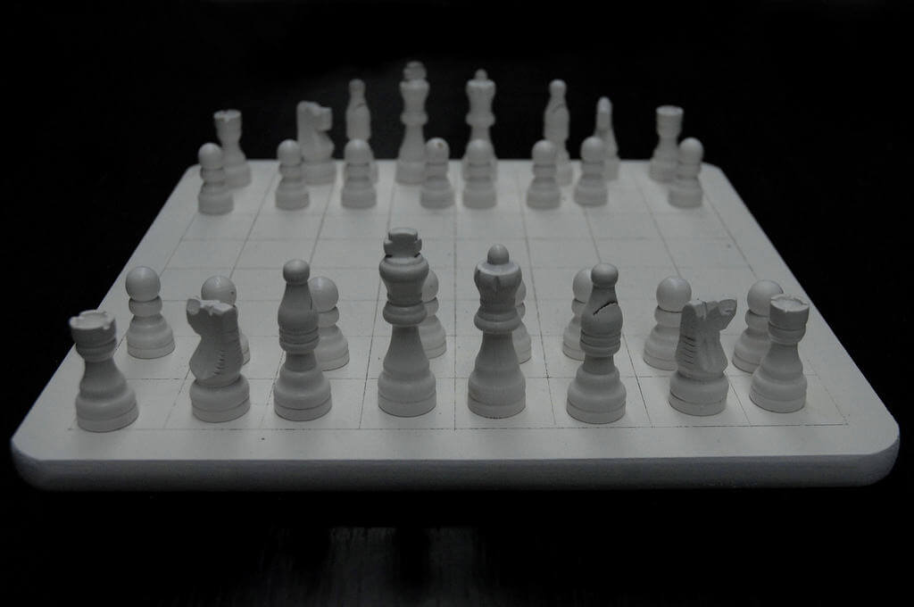 Linha de xadrez branco antes do jogo no tabuleiro preto e branco no escuro.  vinhetas.