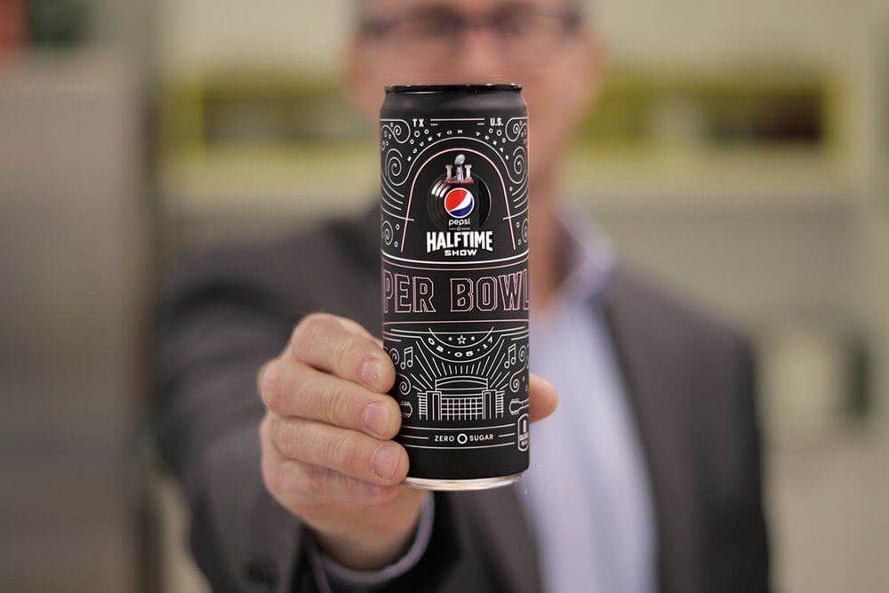As lindas latinhas de Pepsi em preto fosco para o Super Bowl