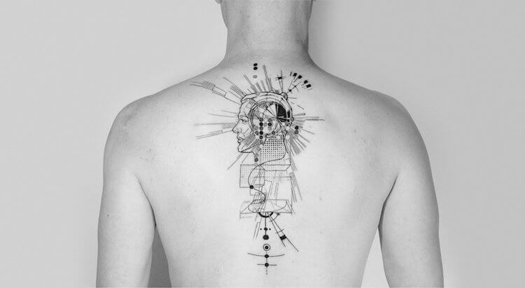 Tatuagens que combinam símbolos sagrados e formas geométricas