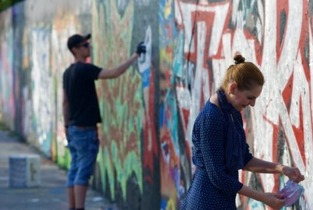 Ilustradora transforma o muro de Berlim em arte de um jeito que você nem imagina