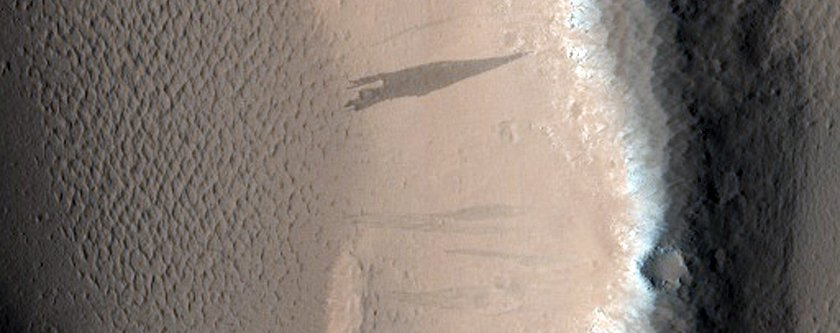 Marte Ceraunius Fossae Região dominada por fluxos vulcânicos e grandes rachaduras