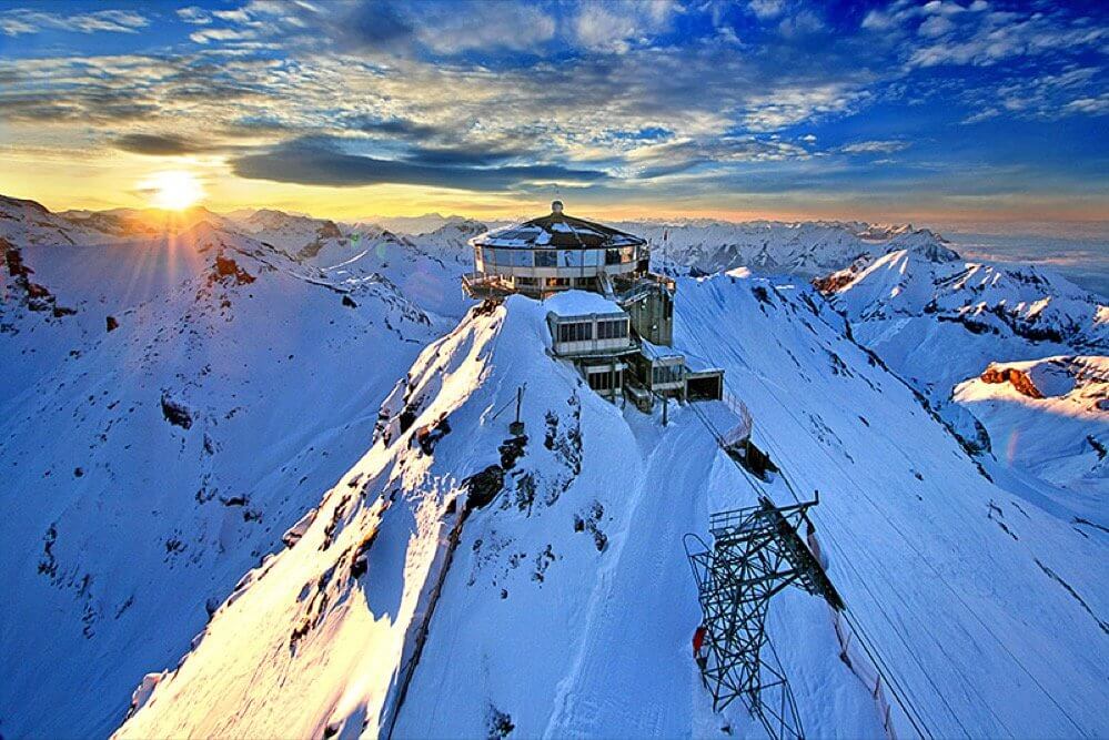 O restaurante nos Alpes Suiços criado graças a James Bond