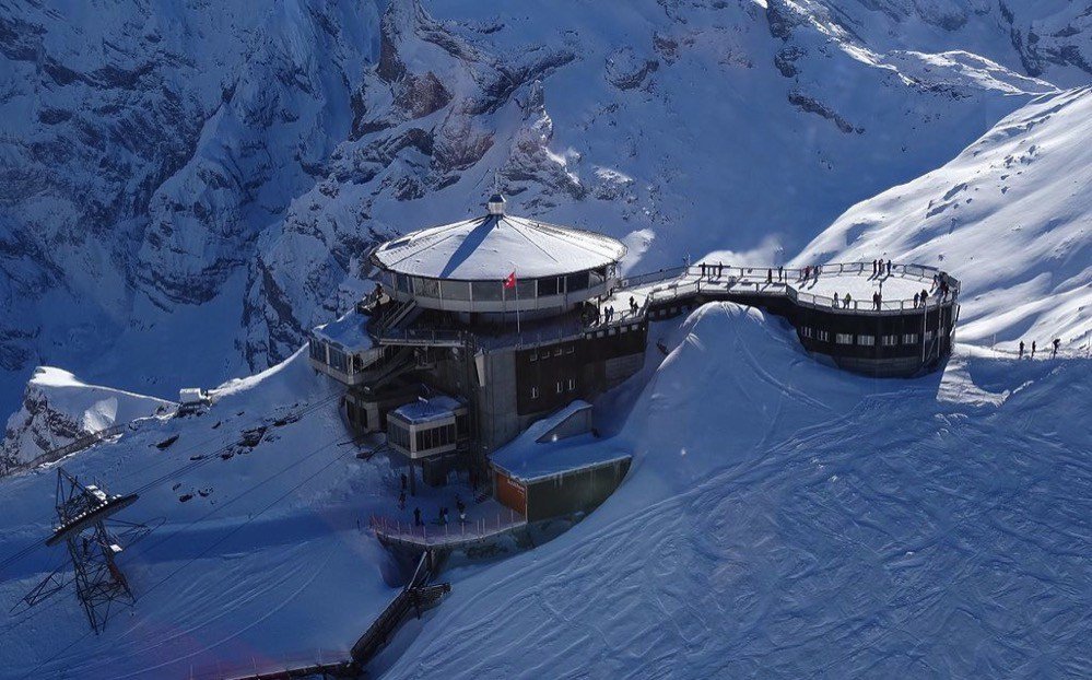 O restaurante nos Alpes Suiços criado graças a James Bond