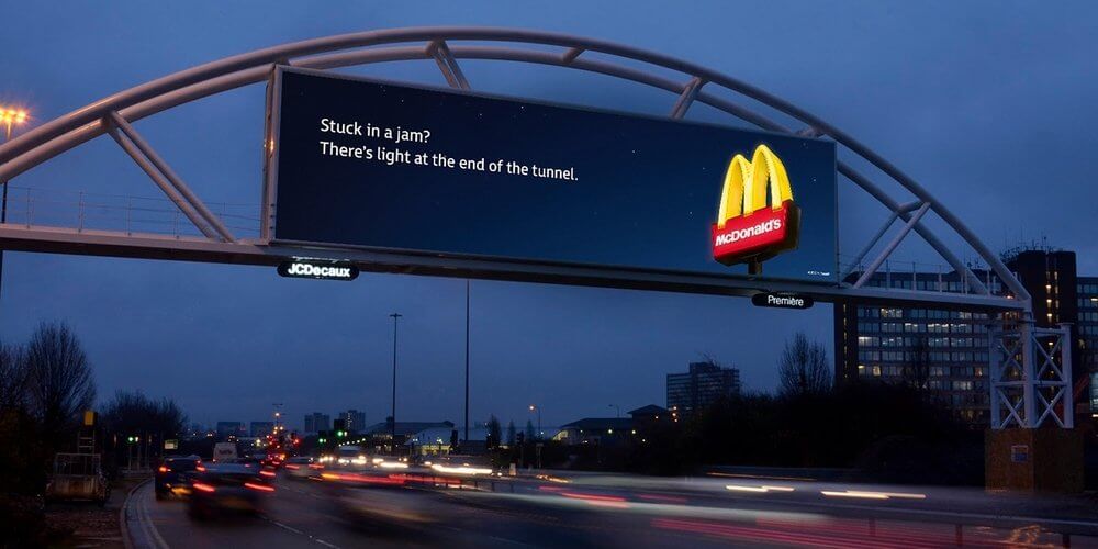 McDonald's do Reino Unido tem banners que mudam conforme o trânsito 