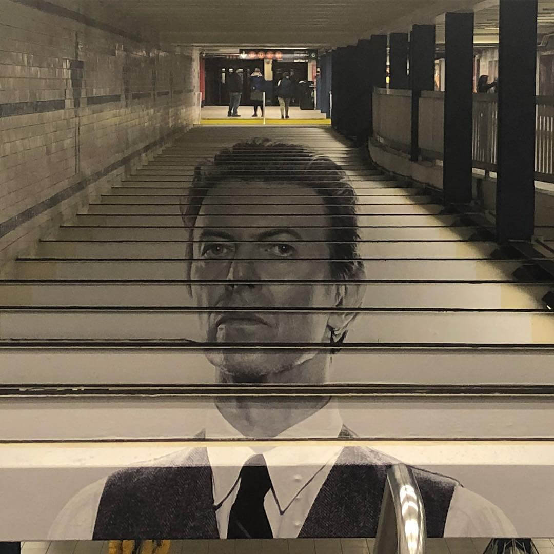 David Bowie invande o metrô de Nova Iorque