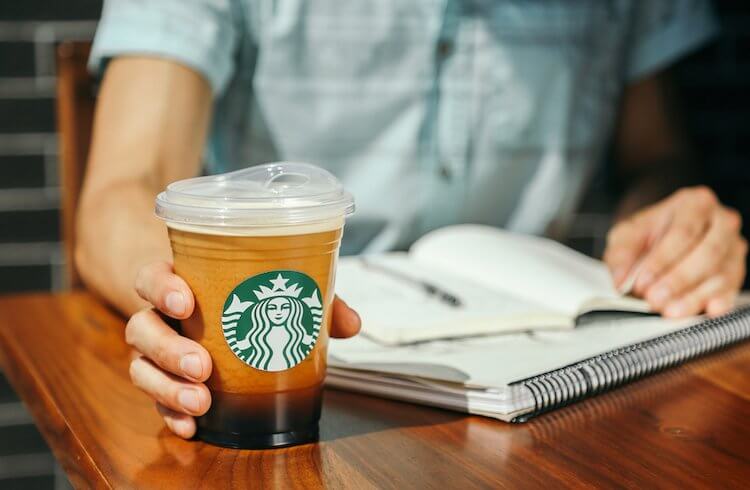 Starbucks vai deixar de usar canudos de plástico até 2020