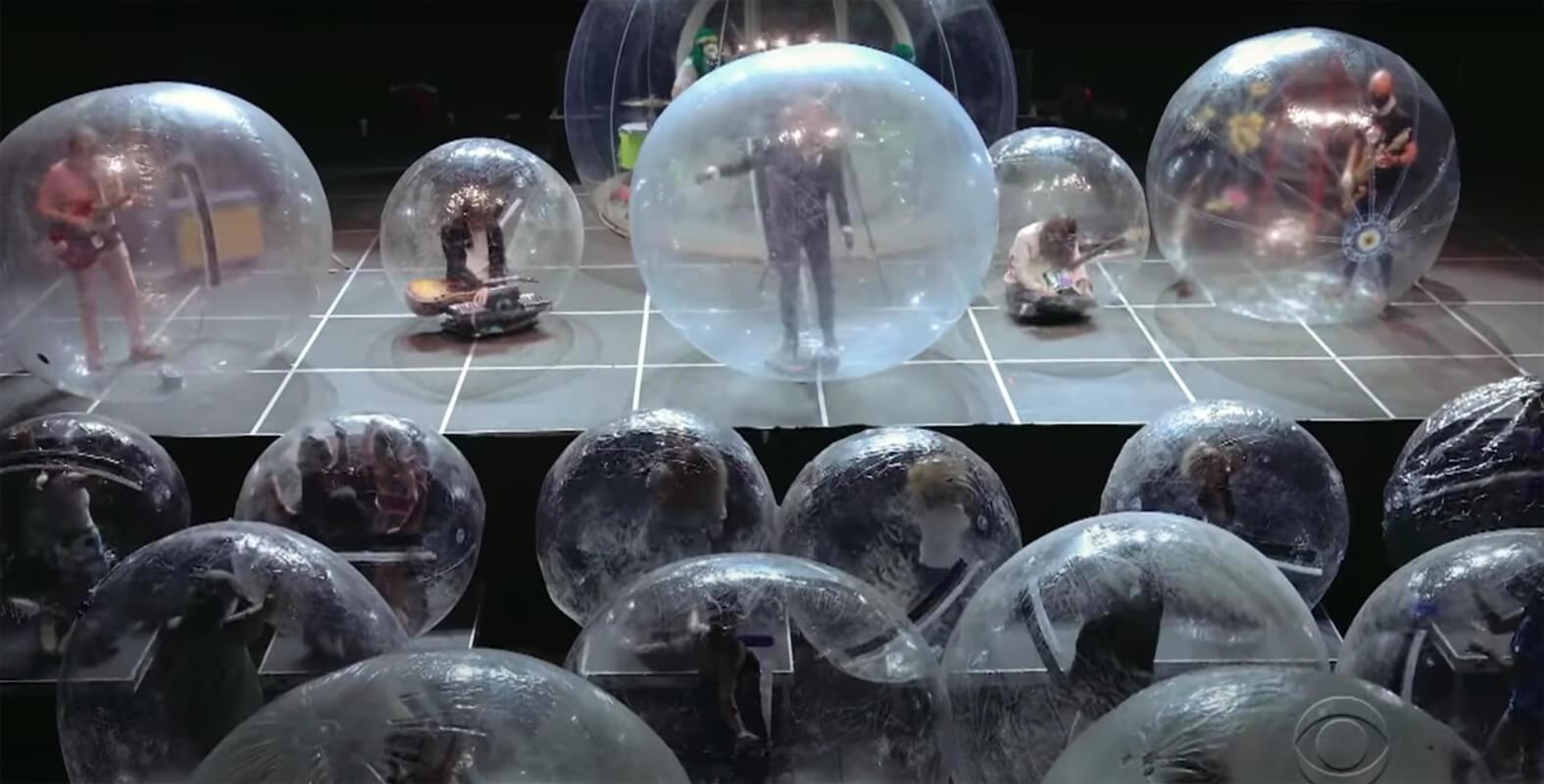 Flaming Lips tocando ao vivo dentro de bolhas - Update or Die!