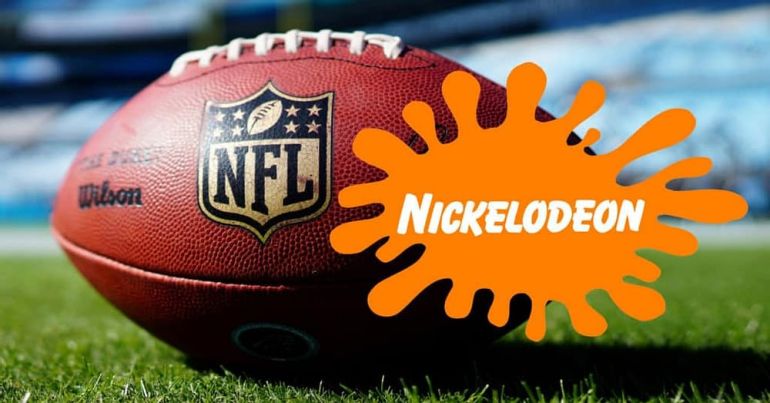Imagem em close da bola de futebol americano, com logo da NFL em destaque, sobreposta na direitab pelo logo laranja da Nickelodeon
