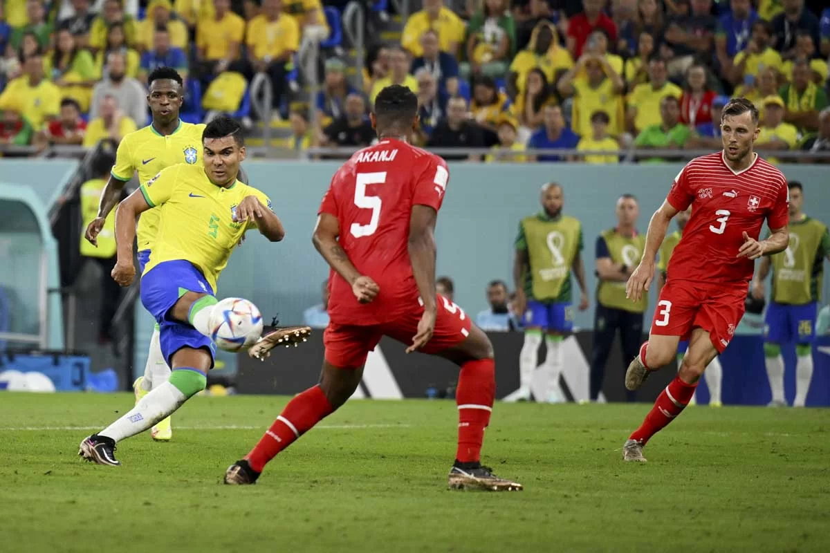 Jogador Casemiro do Brasil chuta a gol durante a partida contra a suica no Grupo G da Copa do Mundo da FIFA Qatar 2022