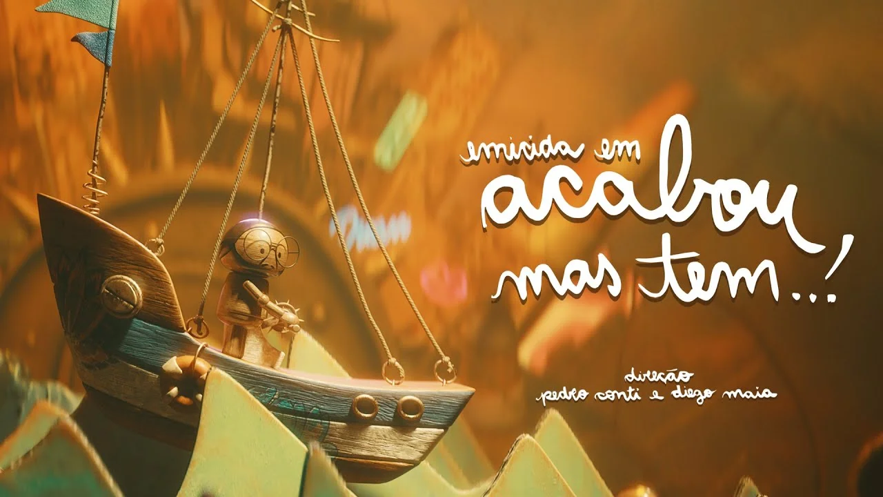 Whimsical animated character navigating a boat with inspirational Portuguese text overlay.